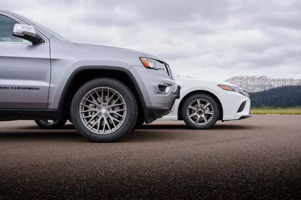 Comparison between 2019 and 2020 Jeep Grand Cherokee models.